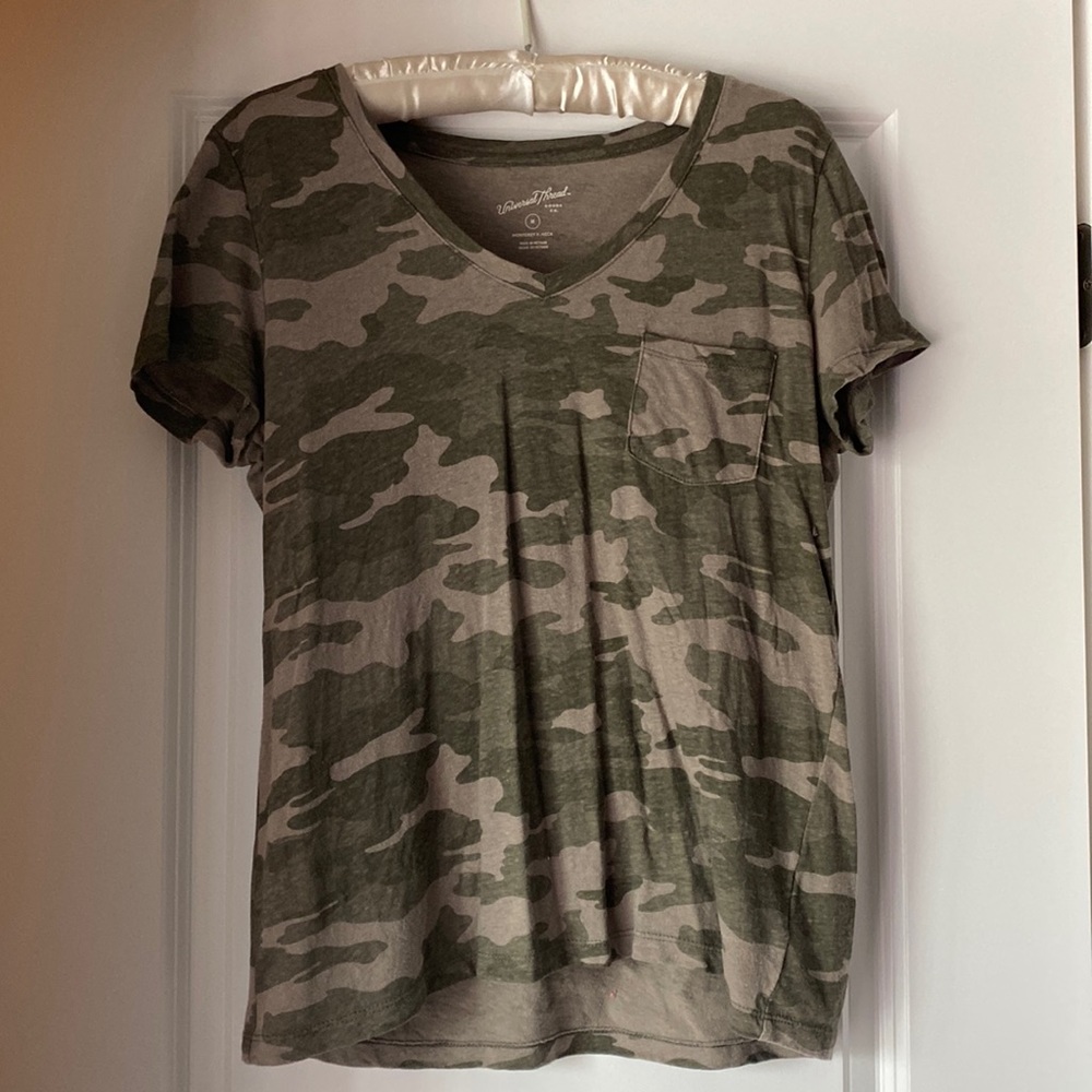 Universal Thread Vneck